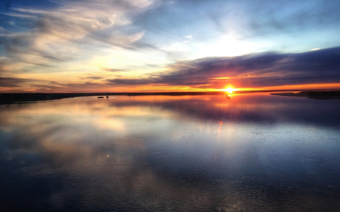Фото дня в Коми: пламенный горизонт тонет в водной глади Печоры