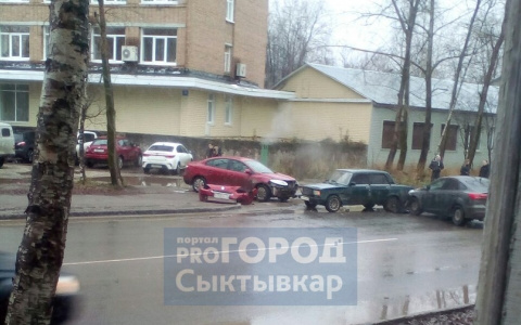 В Сыктывкаре произошло тройное ДТП, пострадала 17-летняя девушка (фото)