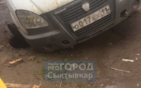 В Сыктывкаре «Газель» провалилась в люк на дороге (фото)