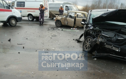В Сыктывкаре столкнулись «Рено» и ВАЗ: на месте работают спасатели и скорая (фото)