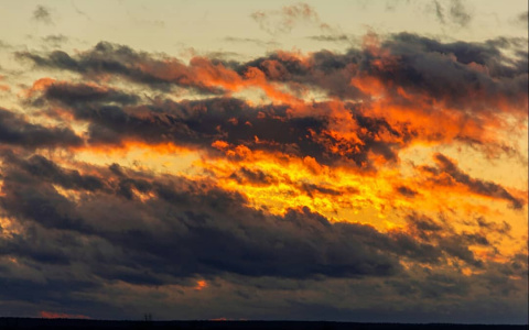 Фото дня от сыктывкарки: холодное пламя осеннего заката