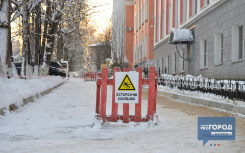 Гололед в Сыктывкаре: когда тротуары и дороги начнут посыпать песком