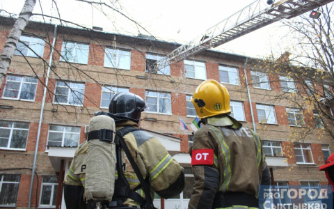 В Коми пожарные вытащили из огня 71-летнюю женщину