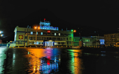 Фото дня: сыктывкарский аэропорт в неоновых огнях