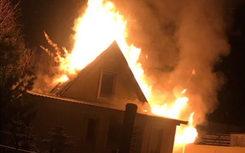 В Сыктывкаре в дачном сообществе сгорел частный дом (фото, видео)