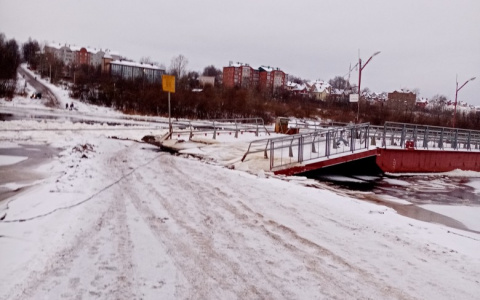 В Сыктывкаре из-за ледохода разрушился понтонный мост