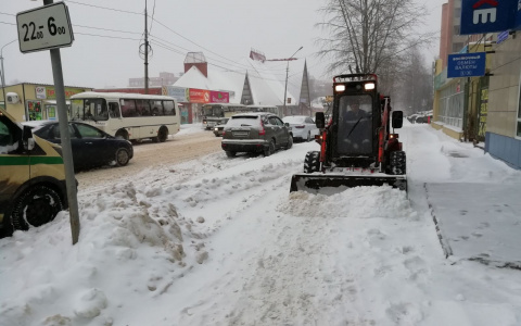 Дорожные службы Сыктывкара перешли на усиленный режим из-за мощного снегопада