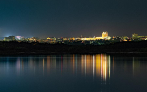Фото дня в Сыктывкаре: огни города над безмятежной рекой