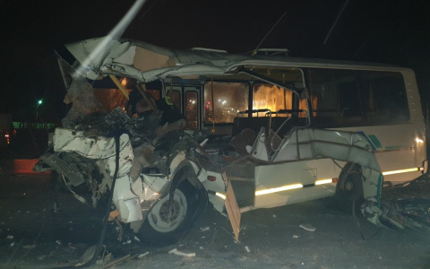 В Коми погиб водитель автобуса, который влетел в КамАЗ