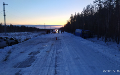 В Коми УАЗ вылетел на «встречку» и протаранил автобус