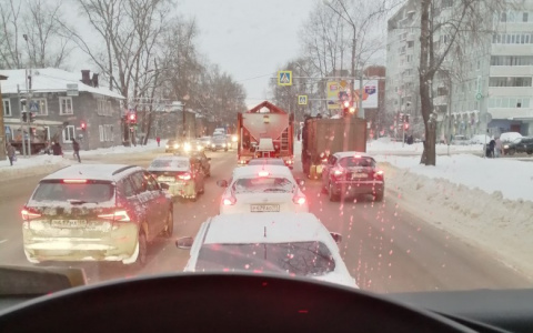 «Просто жесть!»: в Сыктывкаре из-за нового режима светофора начались крупные пробки