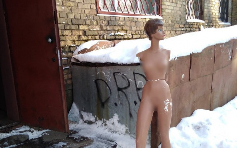 Фото дня в Сыктывкаре: загадочная голая незнакомка в центре города