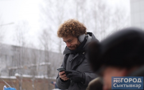 Фото дня в Сыктывкаре: известный российский блогер на митинге против строительства мусорного полигона