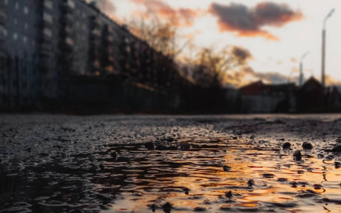 Фото дня в Сыктывкаре: золотисто-огненные отражения облаков в лучах уходящего солнца