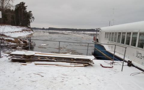 В мэрии рассказали, почему сыктывкарцы «застряли» в поселке из-за парома
