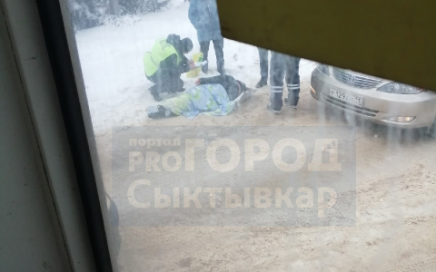 Появились подробности аварии с пешеходом у автобусной остановки в Сыктывкаре
