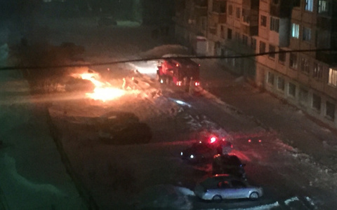 В Коми посреди ночи  полыхала иномарка