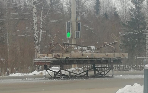 В Сыктывкаре из КамАЗа прямо на дорогу выпала груда железа (видео)