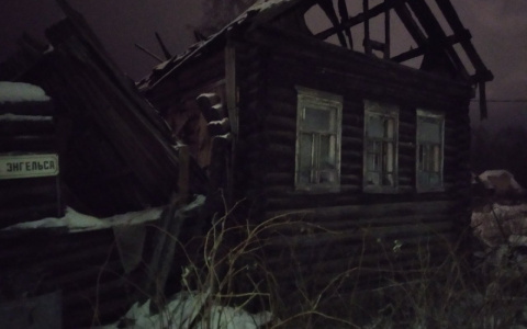 После крупного пожара в Сыктывкаре женщина не покидает сгоревший дом (фото)