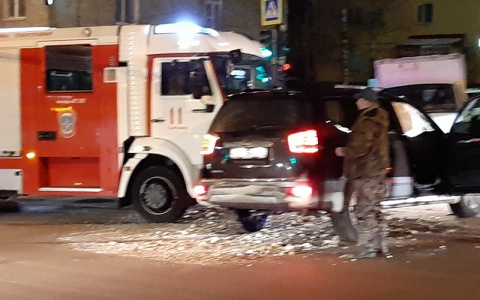 В Сыктывкаре пожарная машина врезалась в иномарку (фото)