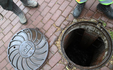 В Сыктывкаре мужчина пытался вытащить женщину из люка и погиб