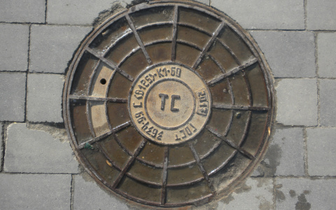 Сыктывкарец спасал женщину из люка и умер: подробности