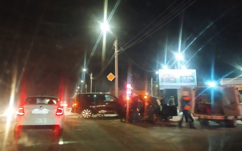 В Сыктывкаре «Инфинити» вдребезги разнесла «Хонду» (фото)