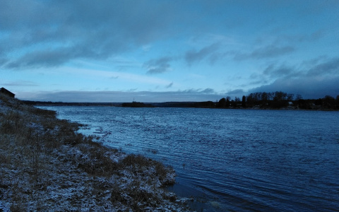 Фото дня в Сыктывкаре: заснеженный берег холодной северной реки