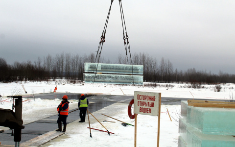 Фоторепортаж: из реки достали 200 тонн льда для новогоднего Сыктывкара