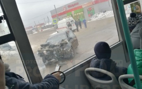 В Сыктывкаре машина ЧОПа врезалась в «Митсубиши» (фото)