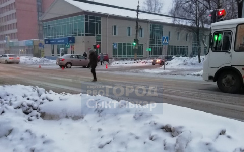 В Сыктывкаре машина врезалась в офисное здание (фото)