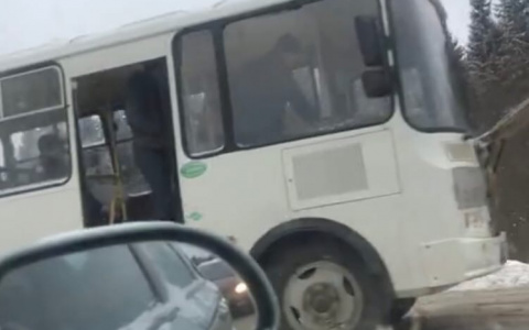 Появилось видео с места аварии, где столкнулись автобус и легковушка