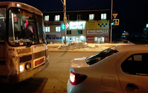 В Сыктывкаре автобус врезался в «Рено», пострадала девушка