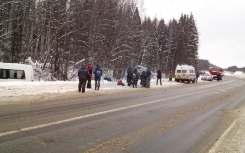 На трассе под Сыктывкаром пассажирский автобус влетел в фуру (фото)