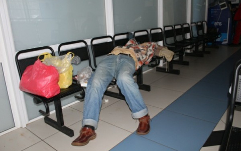 «Чешется, гадит и звонит Путину»: мужчина третий год атакует сыктывкарский аэропорт