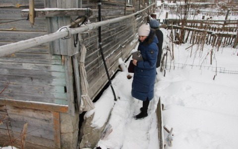 «Зимой даже картошка промерзает»: ветеран войны живет в ужасном доме в Сыктывкаре