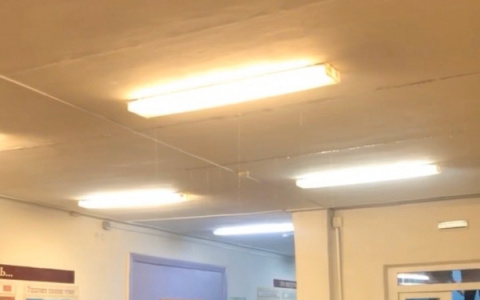 В одной из школ Сыктывкара «прорвало» потолок (фото, видео)