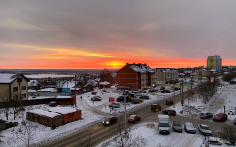 Фото дня в Сыктывкаре: огненный восход в зимнем небе