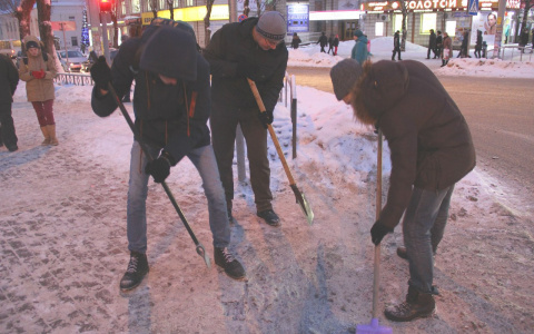 «Не видим поддержки дорожников»: сыктывкарцы с лопатами в руках сами чистят улицы от снега