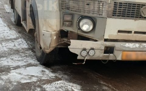 Появились фото с места ДТП, где автобус протаранил остановку в Сыктывкаре
