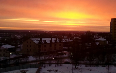 Фото дня в Сыктывкаре: пламя рассвета заливает утреннее небо