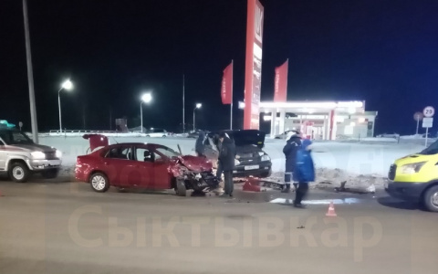 В Сыктывкаре в аварии у заправки пострадали двое подростков (фото)