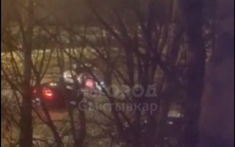 «Швырнули женщину прямо на дорогу»: сыктывкарцы стали свидетелями ночной «разборки» (видео)