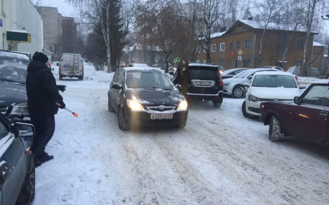 Женщина нагло перекрыла выезд со станции скорой помощи в Сыктывкаре
