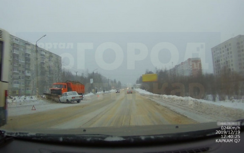 В Сыктывкаре легковушка налетела на нож снегоуборщика (фото)