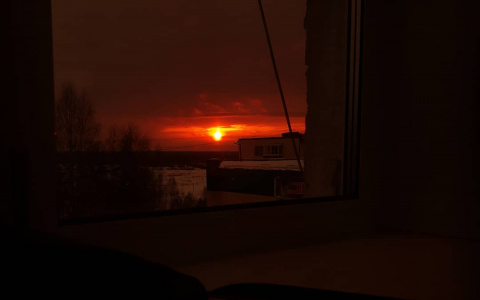 Фото дня в Сыктывкаре: зимнее солнце превратило вид из окна в «Мордор»
