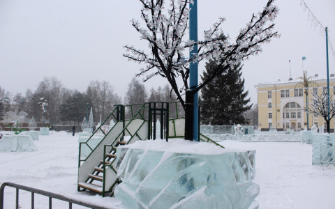 Каким будет ледовый городок: фоторепортаж с площади Сыктывкара