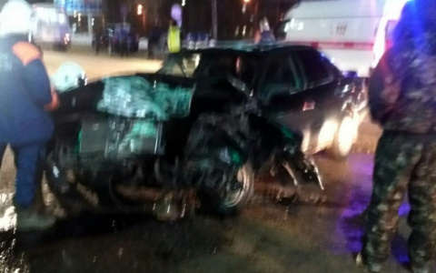 В Сыктывкаре женщина-водитель протаранила ВАЗ (видео)