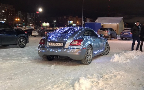 Новогодний автомобиль: по Сыктывкару ездит легковушка в гирляндах (видео)