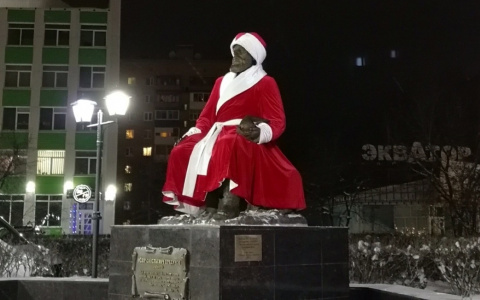 В Коми памятник нефтянику превратился в Деда Мороза